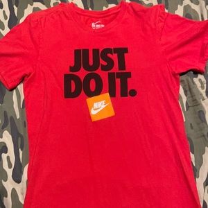 Red Nike tee small